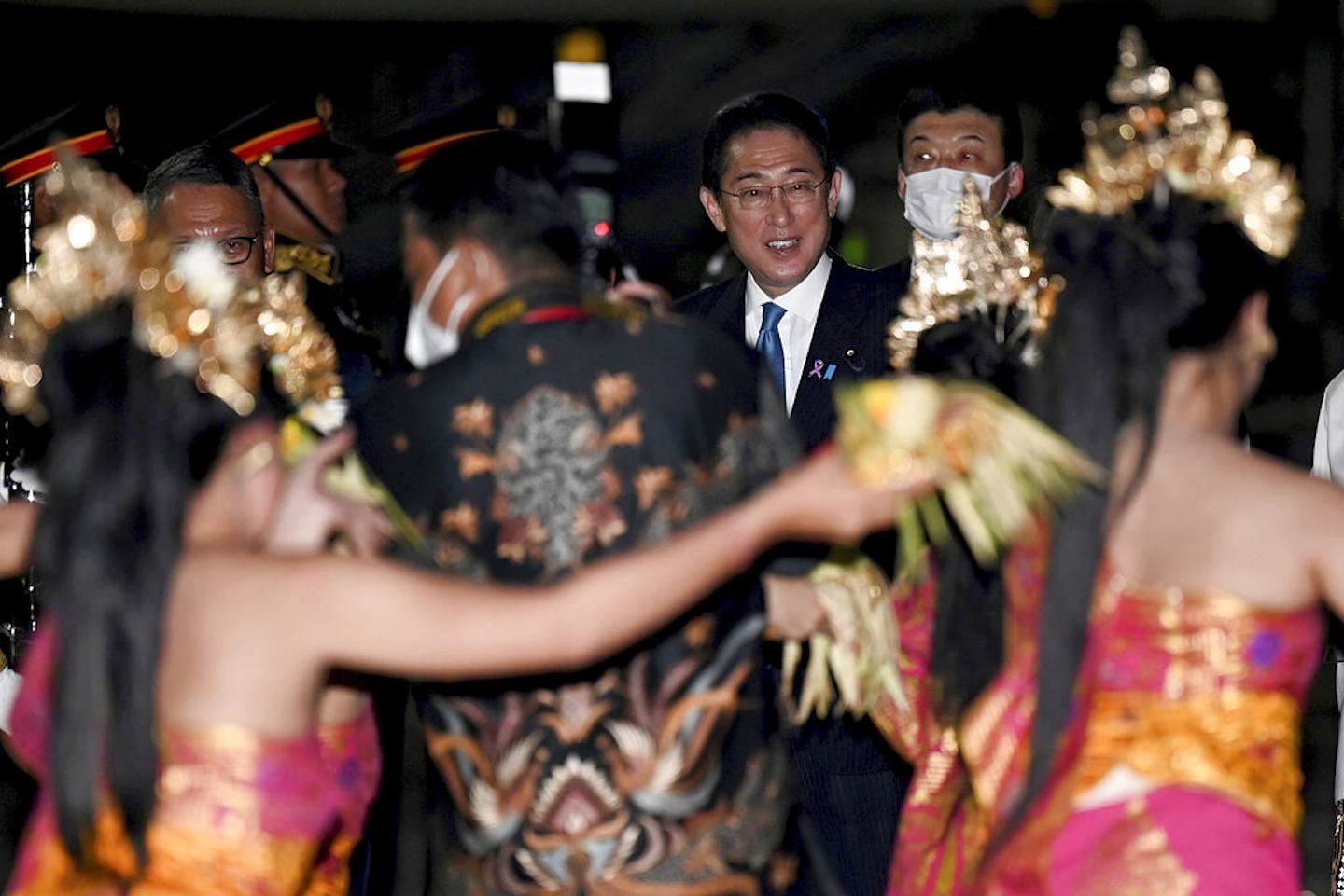 习拜会・G20峰会：图为2022年11月13日，日本首相岸田文雄乘机飞抵印尼峇里岛机场。 （AP）