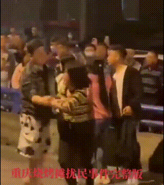 重庆3名醉酒女子深夜扰民惹众怒遭群殴，律师：动手可能被追责（视频/组图） - 3