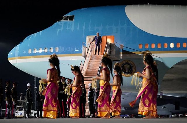 拜登总统抵达巴厘岛国际机场时观看印尼文化表演。
