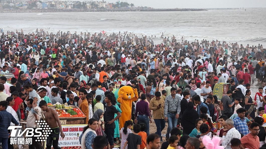 印度人满为患的海滩。 （图/达志影像路透社） 世界人口快破80亿！ 印度明年超车大陆「这年」全球破百亿
