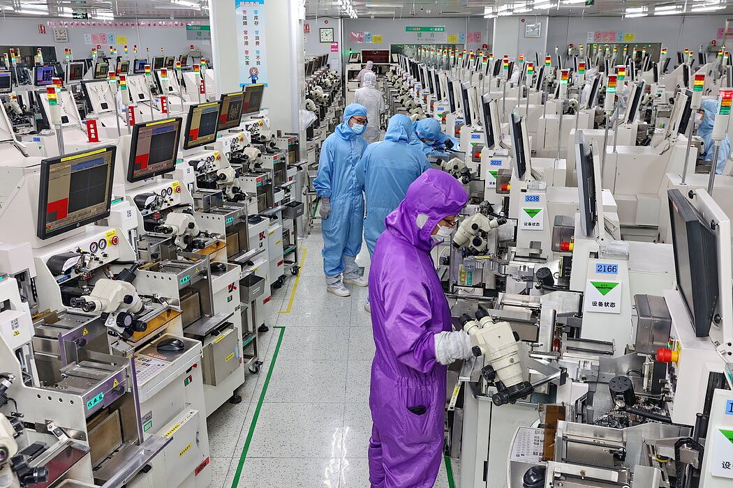 9月，中国南通一家工厂的线路板生产线。美国对向中国出售半导体技术的新限制可能会减缓其技术进步。