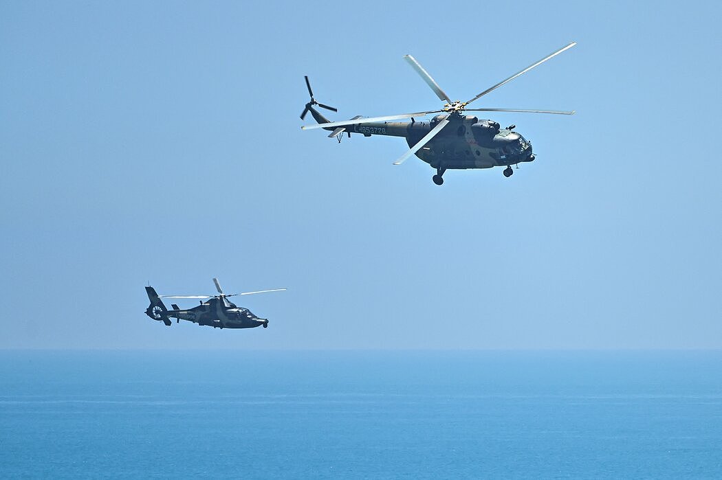 8月，中国军用直升机在海峡对岸的福建海岸附近进行军事演习。