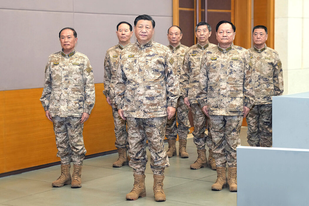 习近平最近视察了中国人民解放军的一个指挥中心，照片来自中国官方媒体。