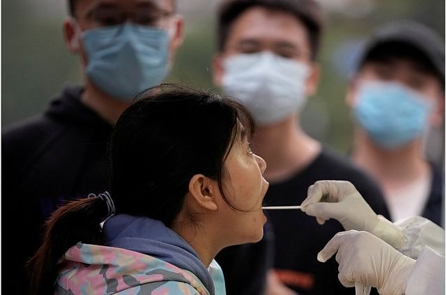 一名妇女在上海某核酸检测点接受新冠毒病检测