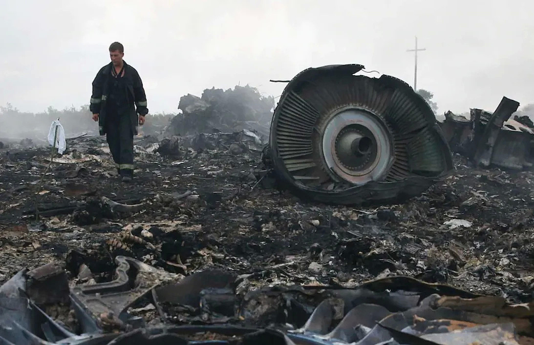 馬航客機MH17在空中解體，殘骸散落滿地，現場慘不忍睹。路透社