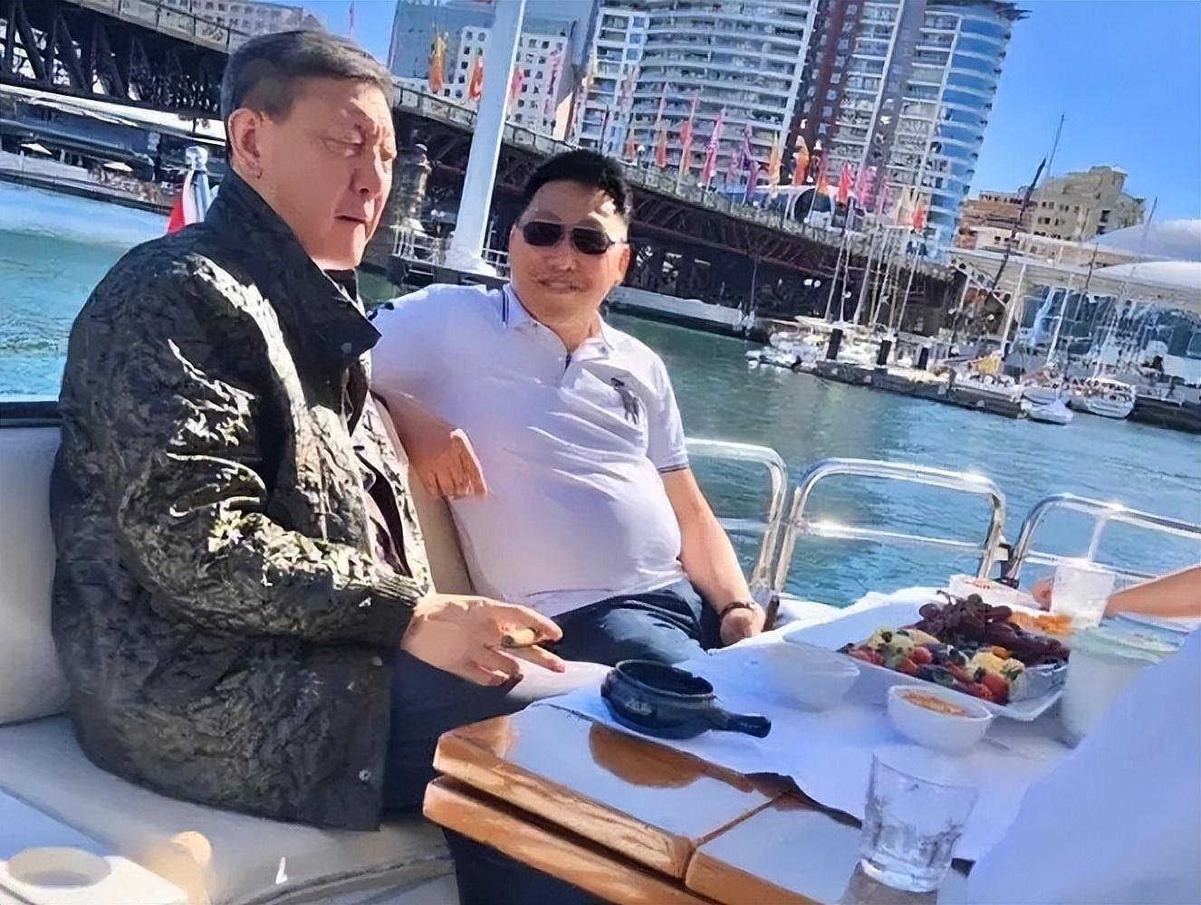 54岁韩磊现身澳洲，坐豪华游艇惬意抽雪茄，与美女合影显年轻（组图） - 1
