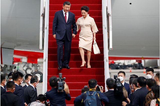 中国国家主席习近平和夫人彭丽媛乘坐专机抵达印尼巴厘。