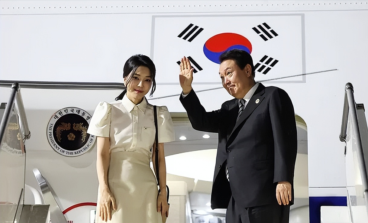 韩国第一夫人抵达巴厘岛好美啊！穿白衬衫好清纯，这么嫩哪像50岁（组图） - 1