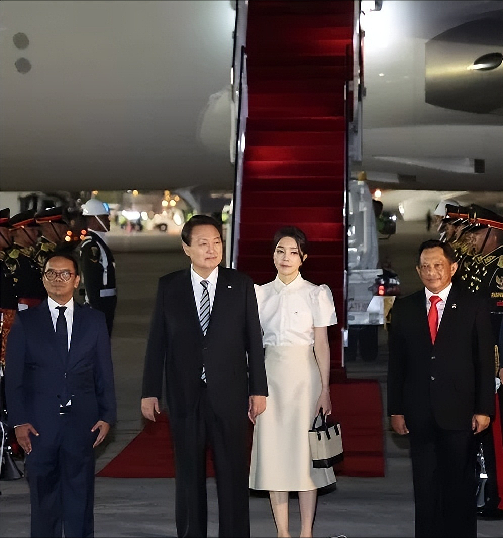 韩国第一夫人抵达巴厘岛好美啊！穿白衬衫好清纯，这么嫩哪像50岁（组图） - 2