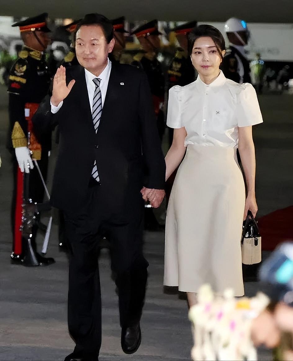 韩国第一夫人抵达巴厘岛好美啊！穿白衬衫好清纯，这么嫩哪像50岁（组图） - 5