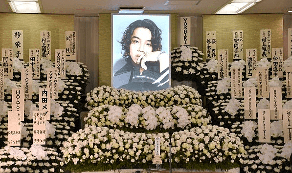 天才歌手YOSHI葬礼，“妖男”林佳树痛苦落泪，大16岁前女友送花（组图） - 3