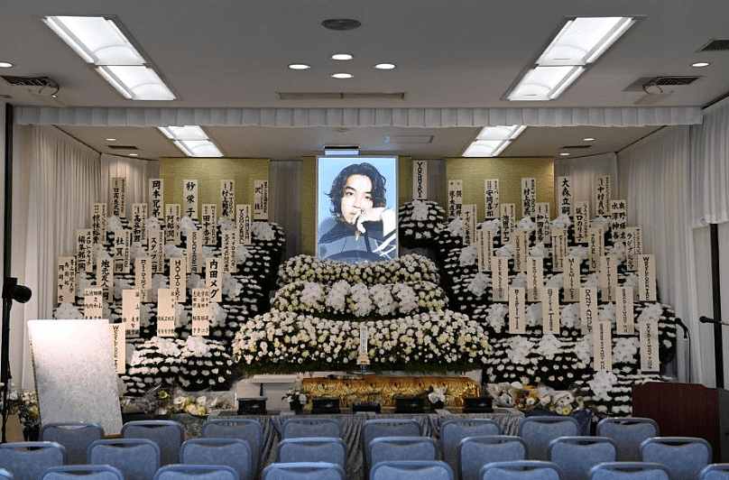 天才歌手YOSHI葬礼，“妖男”林佳树痛苦落泪，大16岁前女友送花（组图） - 4