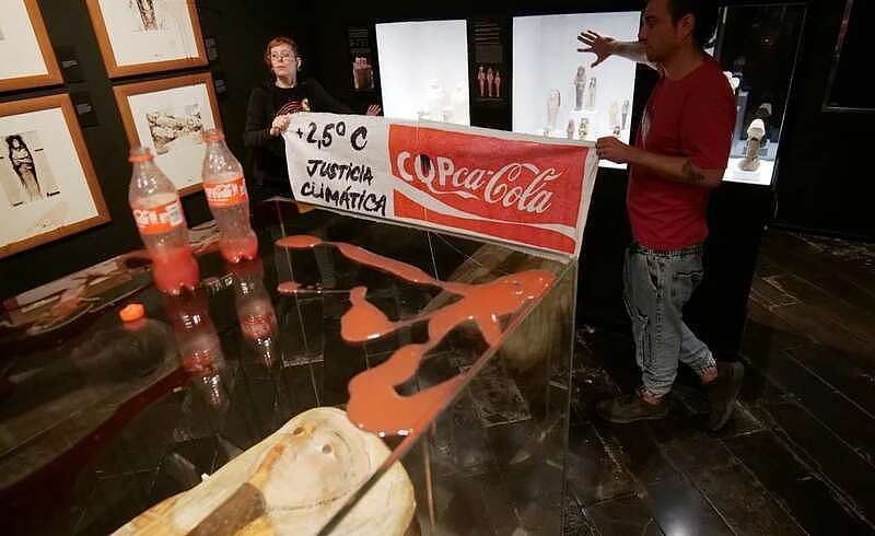 环保人士袭击木乃伊，抗议可口可乐造成塑料污染（组图） - 1