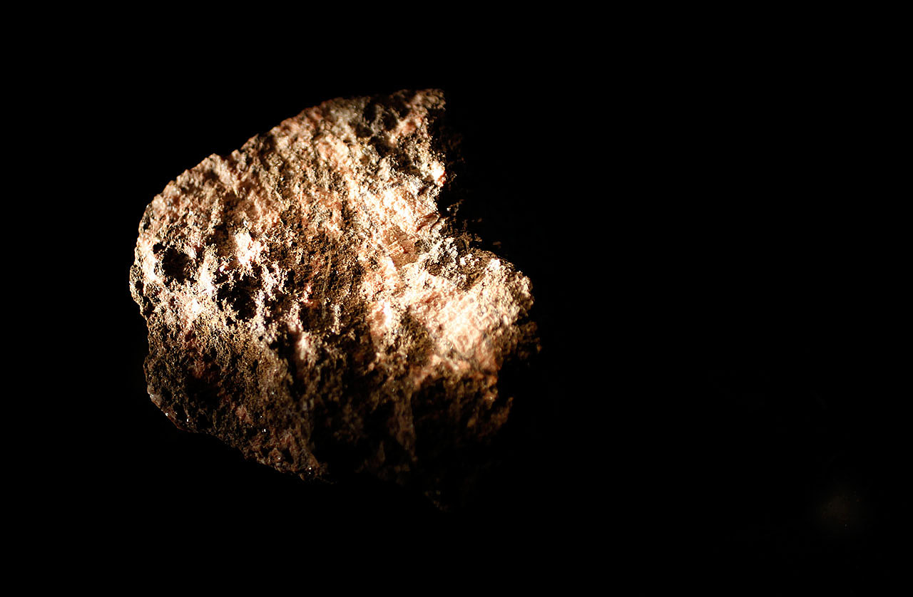 资料图片：稀土的氟碳铈矿矿物。（路透社）