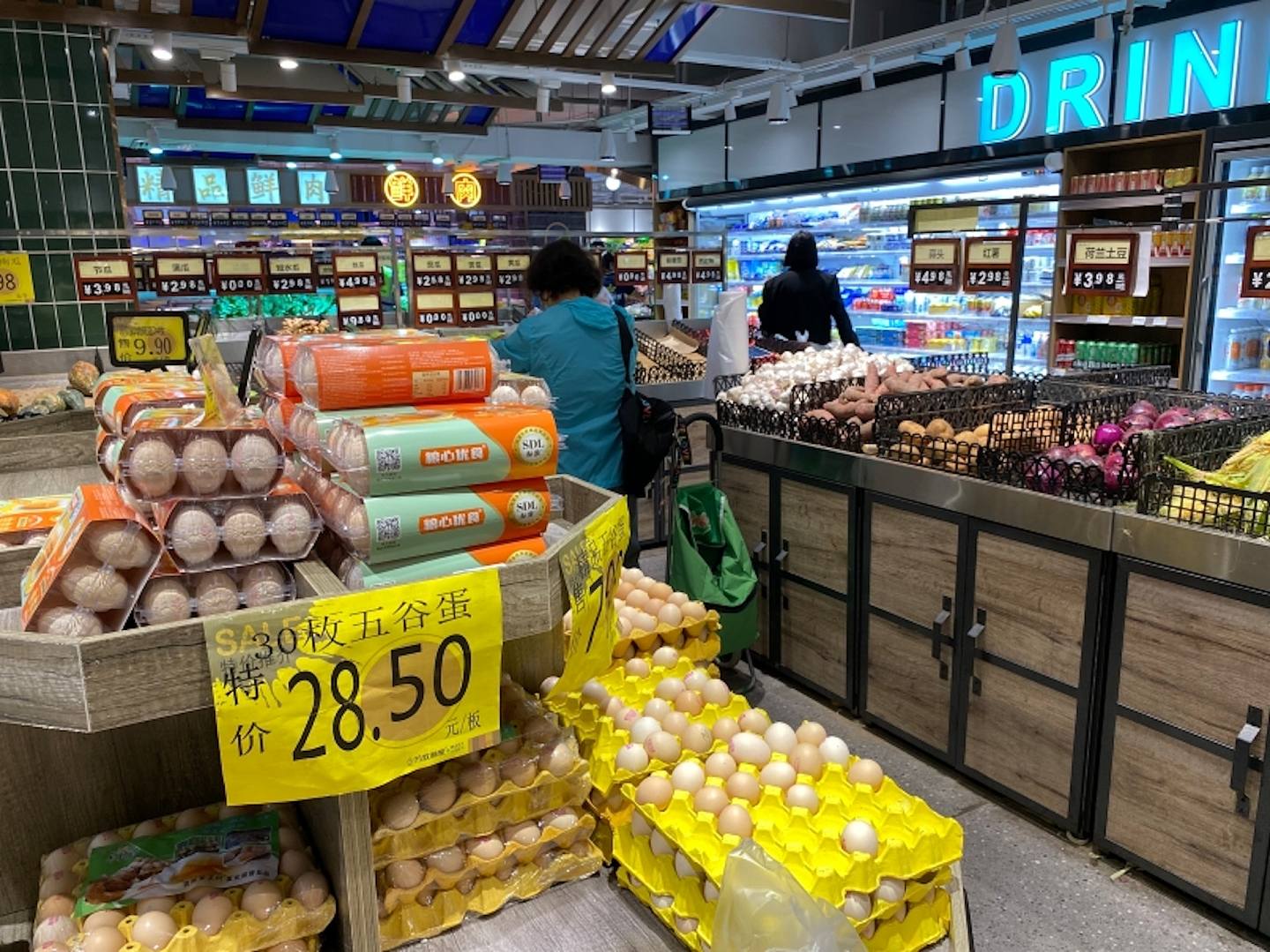 广州市疫情持续，备受关注。 而在日前，内媒走访多家超市发现，当地货物储备充足。 （广州日报·新花城）