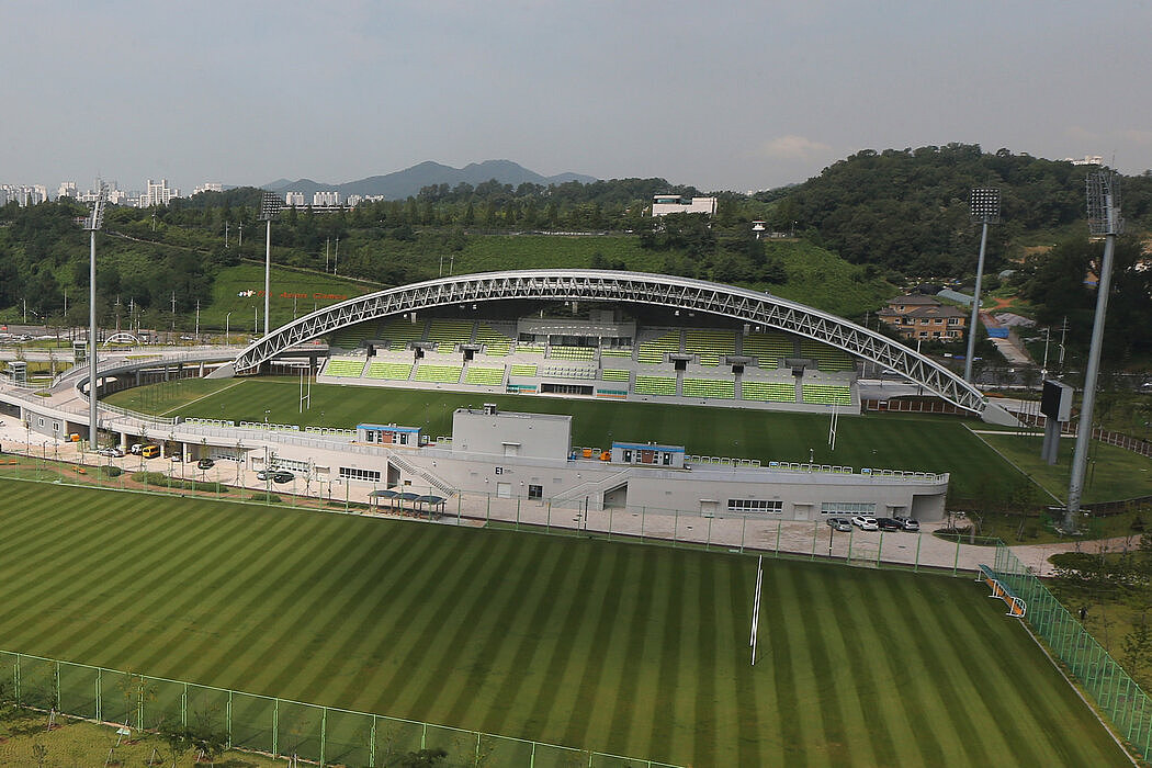 韩国仁川南洞亚运会橄榄球场。周日，在香港七人榄球队的比赛开始前，球场播放了一首抗议歌曲。