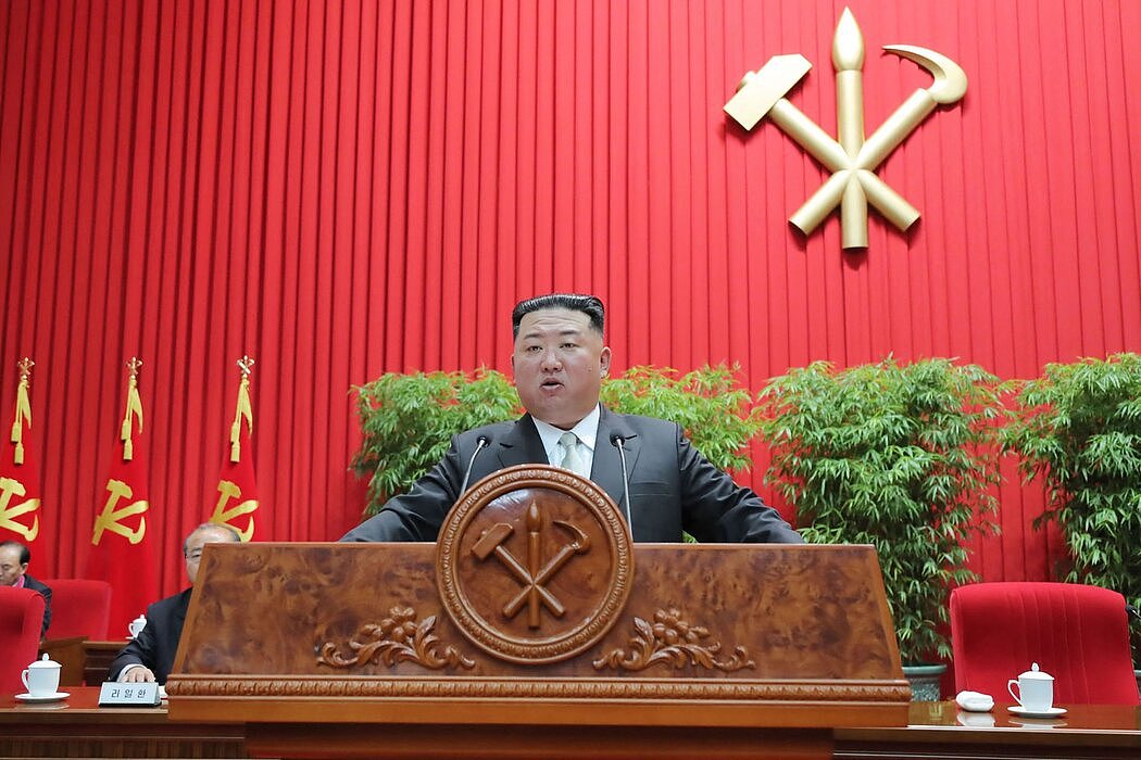 朝鲜领导人金正恩上个月在平壤朝鲜劳动党中央干部学校发表讲话，照片由朝鲜官方媒体提供。