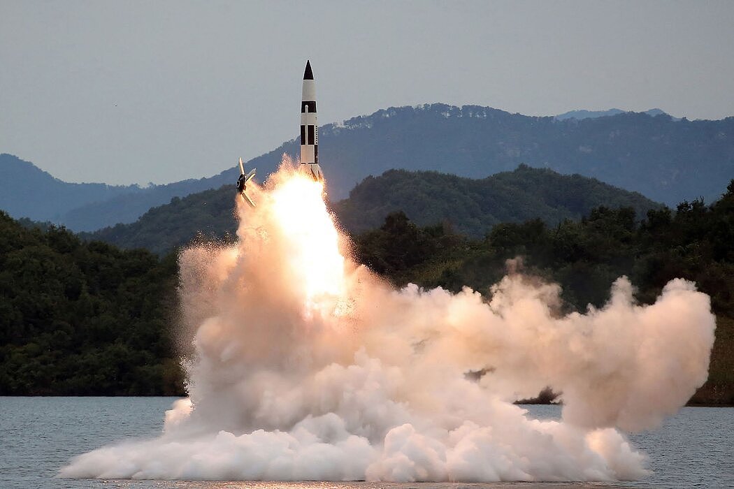 朝鲜人民军战术核行动部队去年10月在朝鲜的一个秘密地点进行了北海道导弹发射训练测试，照片由朝鲜官方媒体提供。