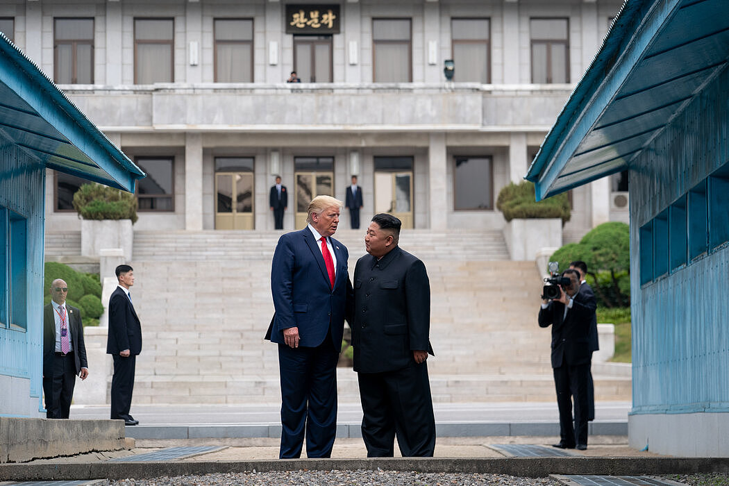 特朗普总统和金正恩在非军事区朝鲜一侧见面，摄于2019年6月。