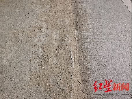 现场还原特斯拉“失控”过程，路面两侧覆盖沙土，目击者：地上很多碎片（组图） - 4