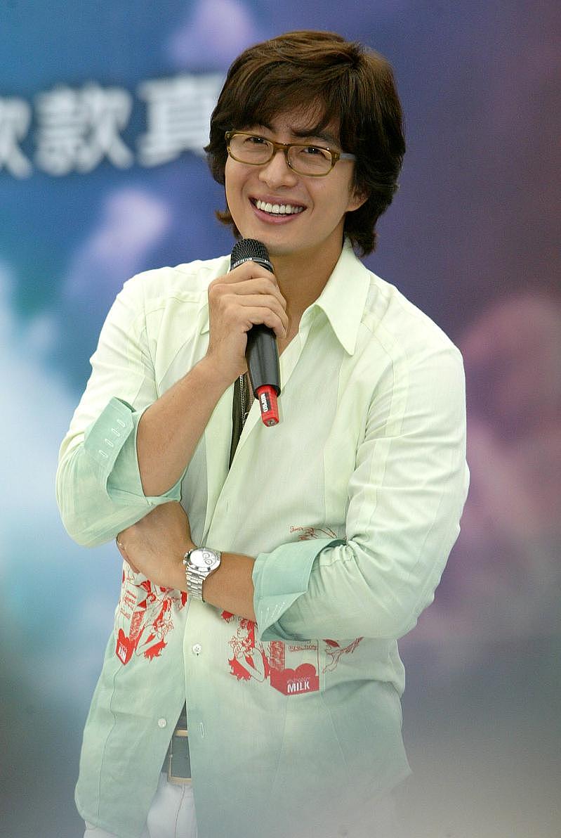 南韩媒体报导，知名韩国男演员裴勇俊的个人官网已下架，似乎是声明正式在幕前退休。图为裴勇俊2005年在台湾举行见面会。（本报数据照片）