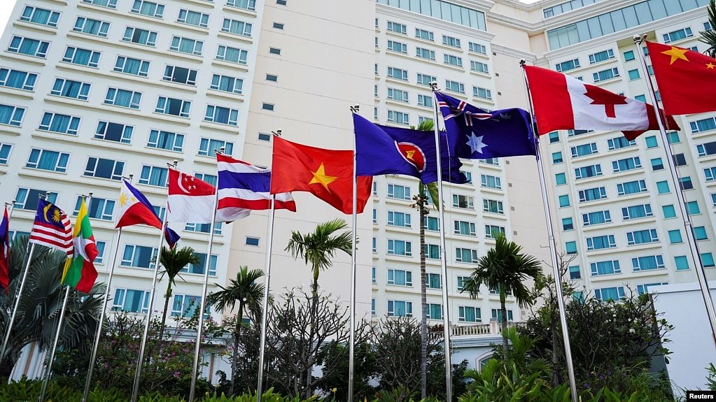 东南亚国家联盟峰会在柬埔寨金边举行，与会各国的旗帜在会场外飘扬（2022年11月10日）。