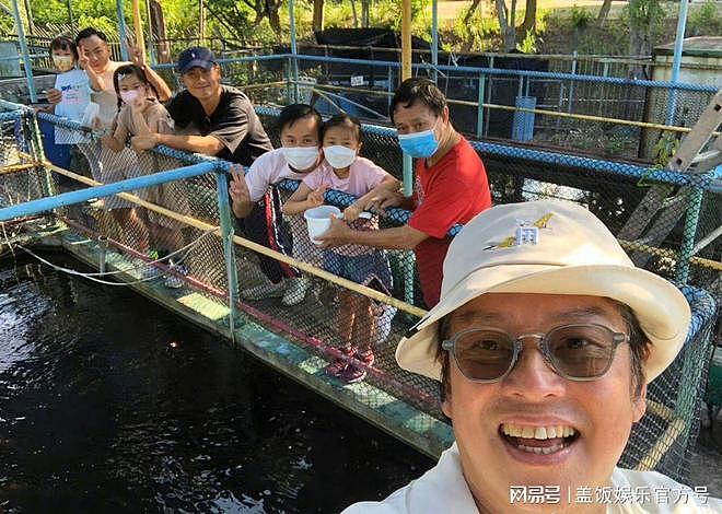 谭咏麟参观鱼场太接地气，生锈护栏随便靠，胖到衣服拉不上（组图） - 1