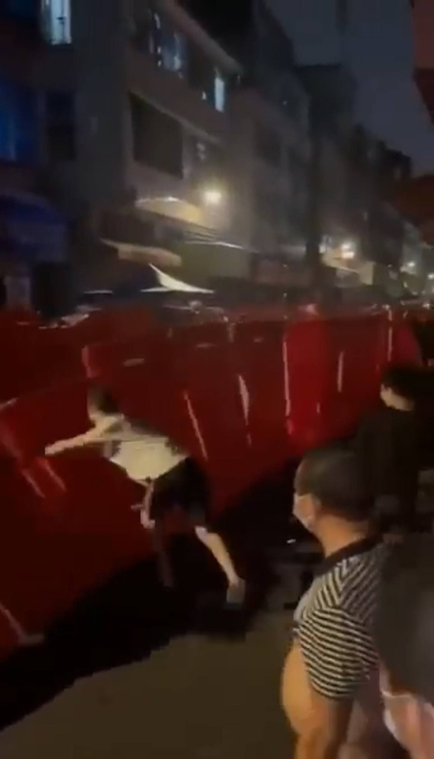 网传广州海珠区爆发大规模抗议！警用高压水枪驱散示威者（视频/组图） - 3
