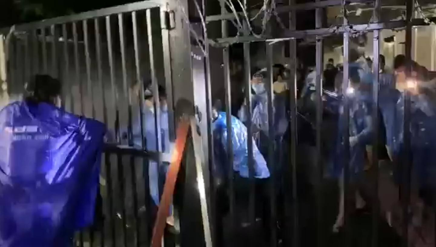 网传广州海珠区爆发大规模抗议！警用高压水枪驱散示威者（视频/组图） - 2