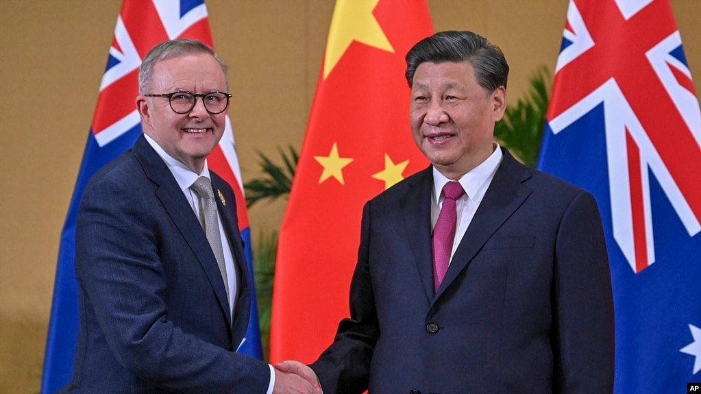 中国领导人习近平与澳大利亚总理阿尔巴尼斯在巴厘岛出席G20峰会期间举行会晤。（2022年11月15日）