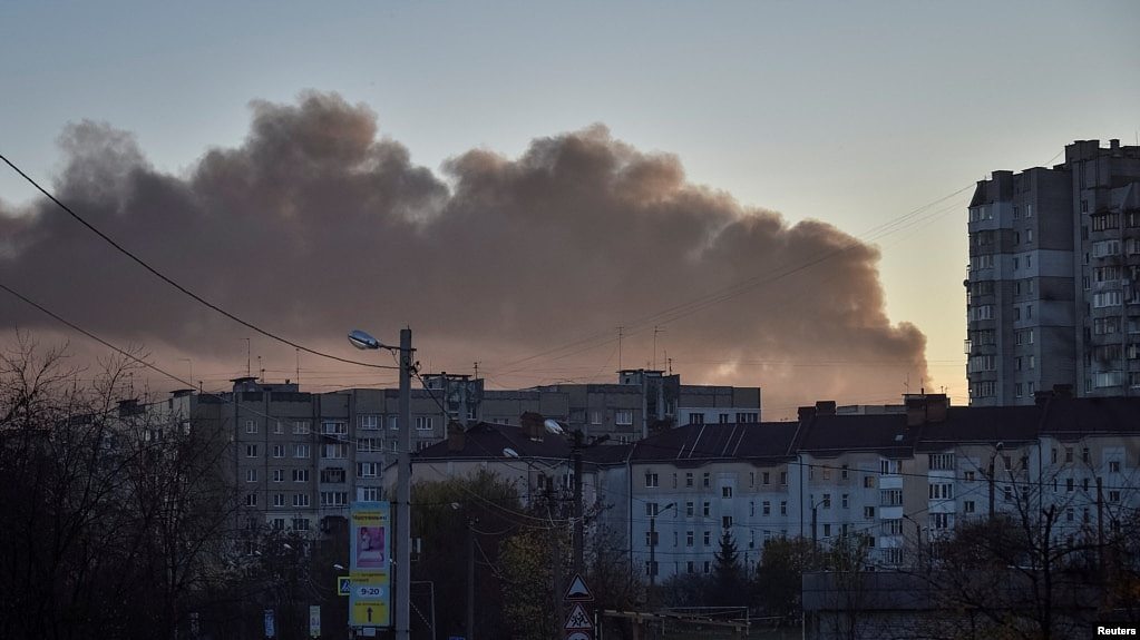 2022 年 11 月 15 日，俄罗斯导弹袭击后，乌克兰利沃夫上空冒出黑烟。（路透社照片）