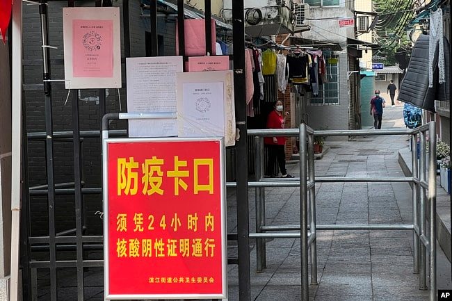 中国广东广州当局要求海珠区居民须有核酸阴性证明方能通行小巷。（2022年11月11日）