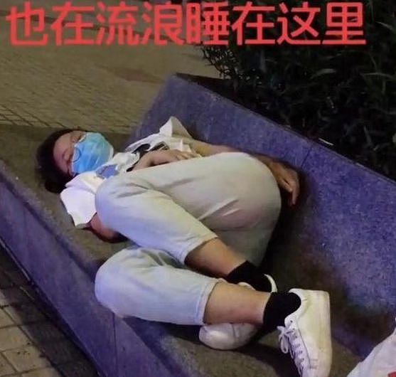 深圳街头出现一群流浪女，衣着干净睡在路旁，捡垃圾桶里剩菜剩饭（组图） - 3
