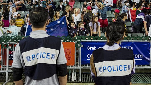 香港铜锣湾香港大球场举行的香港七人橄榄球赛上两名便装警员站岗观察看台情况（4/11/2022）