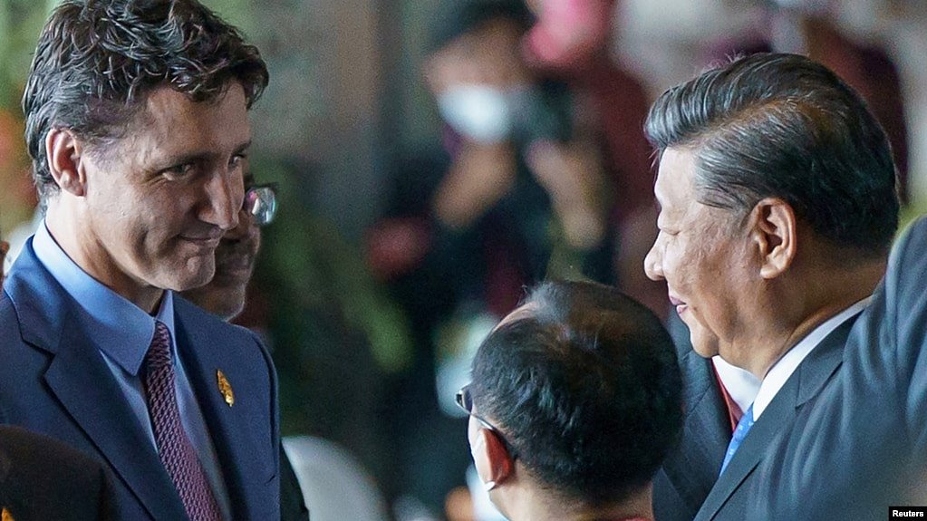 加拿大总理特鲁多与领导人在巴厘岛举行的G20峰会上交谈。（2022年11月15日）