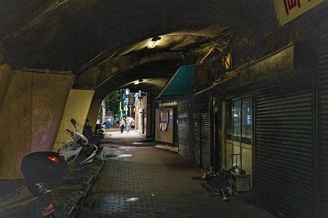当地时间2021年9月9日，日本东京，一个无家可归的人睡在铁路桥下。（IC photo 图）
