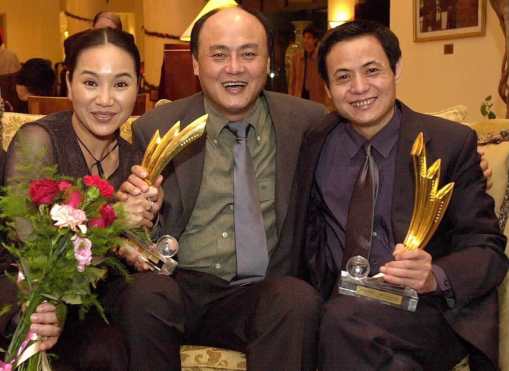 第四十五屆亞太影展最佳導演獎得主張志勇（中）與蔡振南（右）唐美雲（左）。（圖／中時資料照片）
