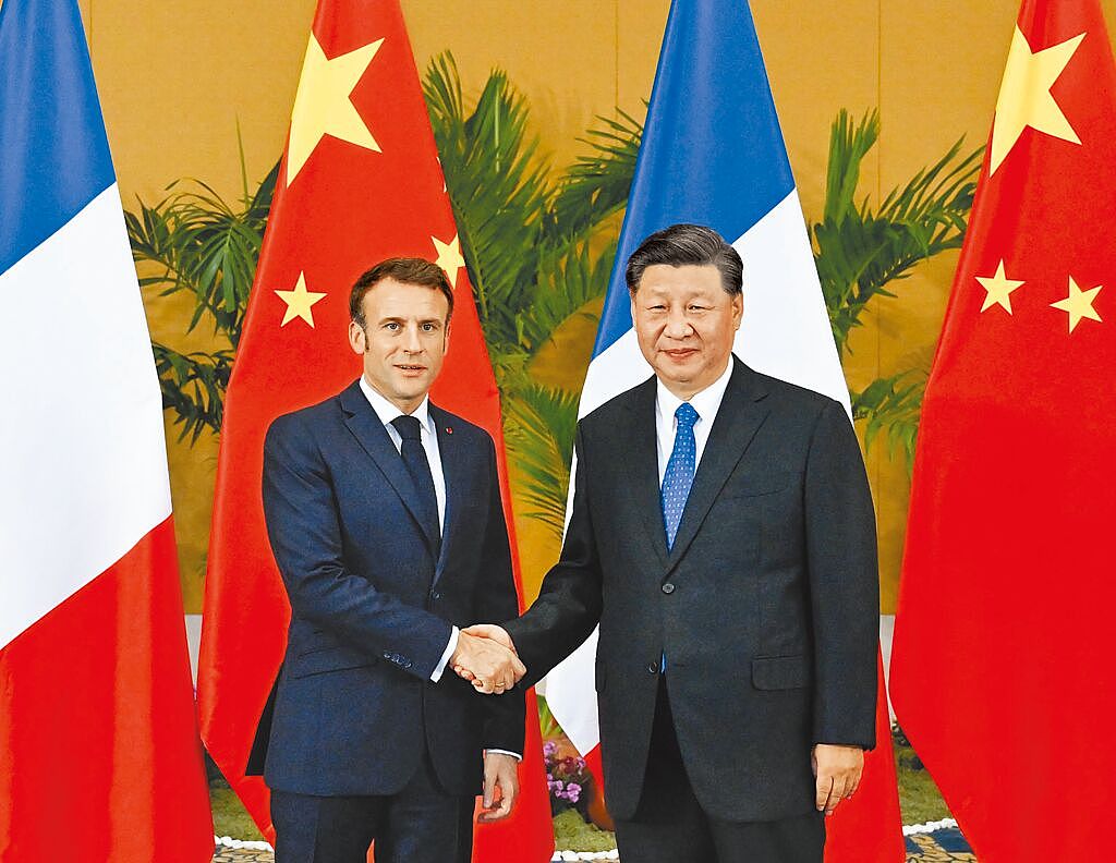 中国国家主席习近平15日在峇里岛G20峰会行程满档，分别会见多国领袖，图为习近平与法国总统马克宏会晤，双方就乌克兰危机交换意见。 （新华社）