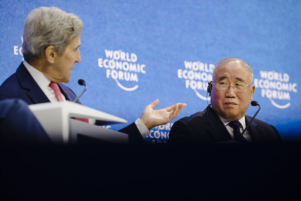 5月，在瑞士达沃斯举行的世界经济论坛上，美国气候特使约翰·克里（左）和中国特使解振华。