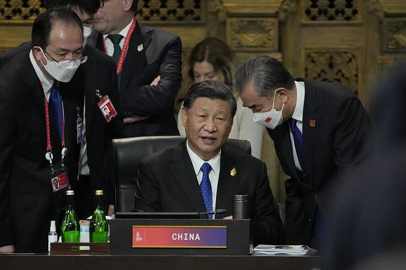 中国国家主席习近平(中)出席G20峰会，右为外长王毅。(美联社)