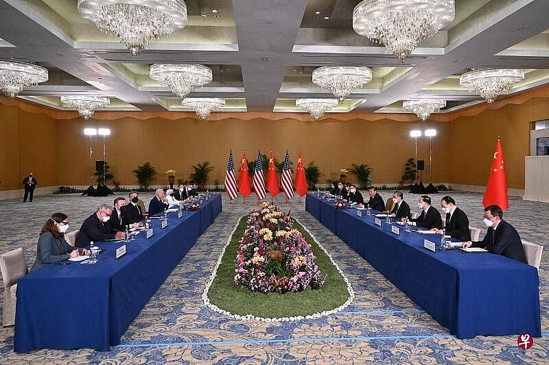 中国国家主席习近平（右）星期一在印尼峇厘岛与美国总统拜登举行了历史性会晤。（法新社）