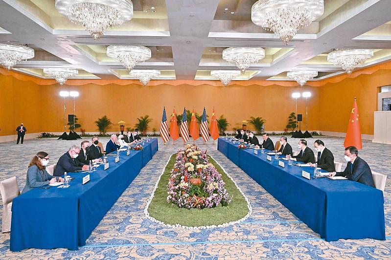 总统拜登（左方未戴口罩者）与中国国家主席习近平（右方未戴口罩者）14日日在印尼峇里岛会面，双方各有九人出席。 Getty Images