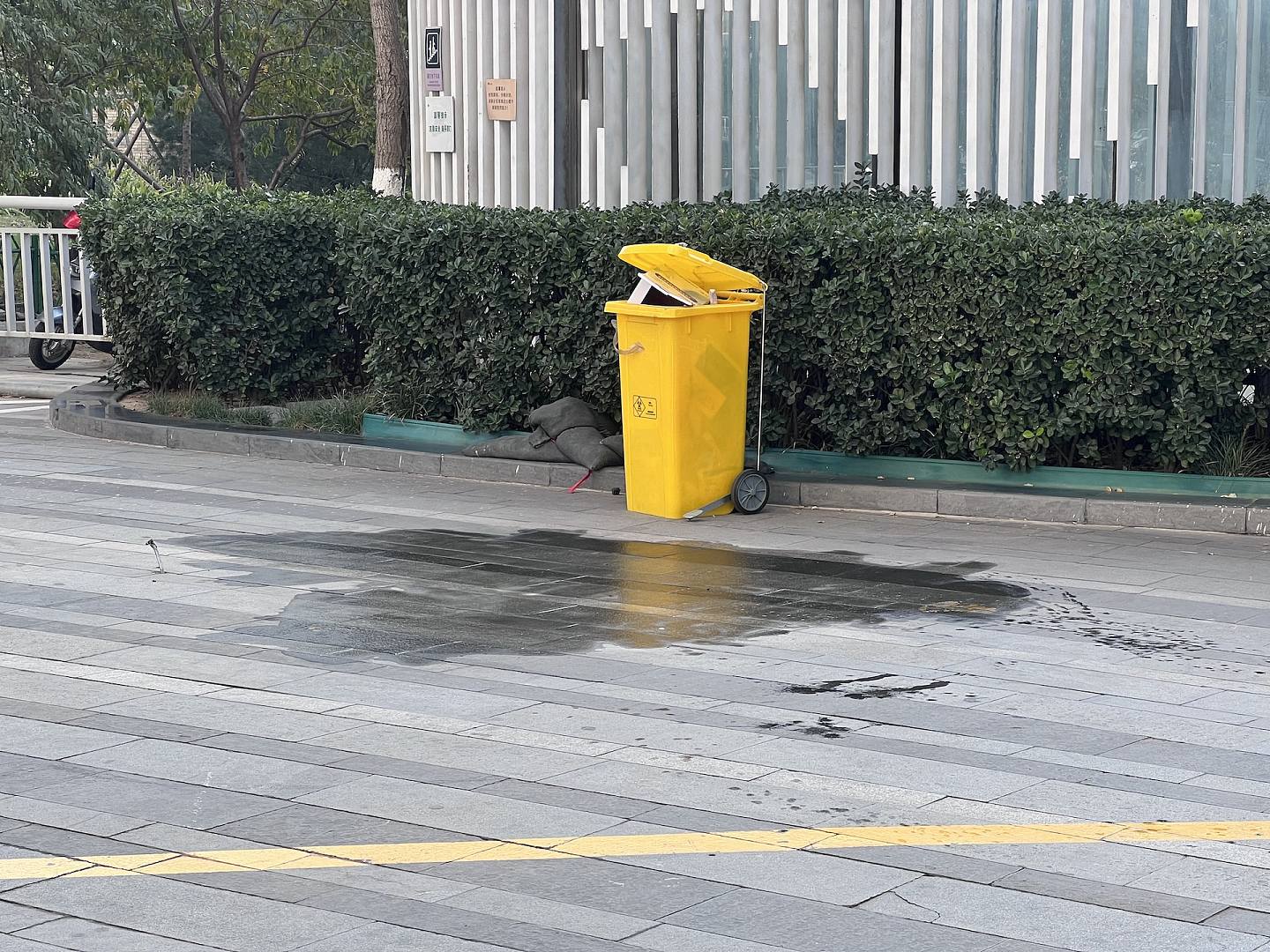 核酸检测小屋原址留下一个黄色的医疗废弃垃圾桶。 （大河报）