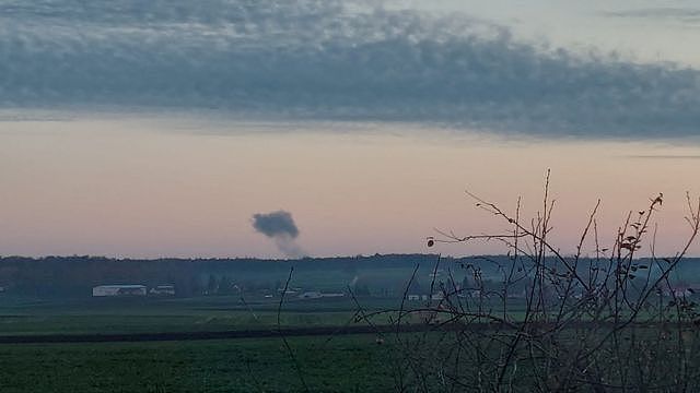 在靠近乌克兰边境的波兰诺沃西奥尔基 (Nowosiolki) 看到远处导弹落下后有浓烟升起。