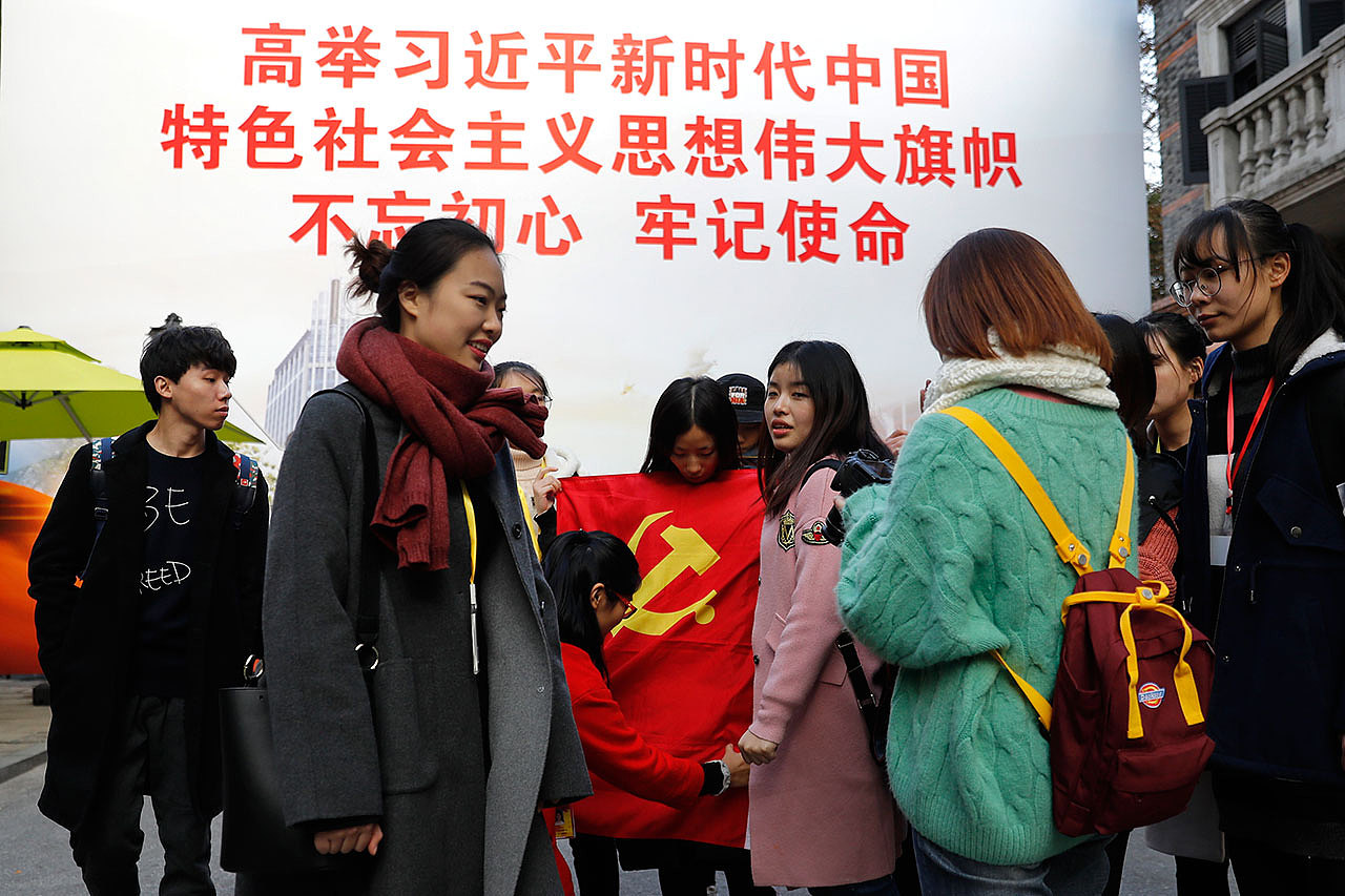 资料图片：一群大学生参观上海中国共产党第一次全国代表大会会址（美联社）
