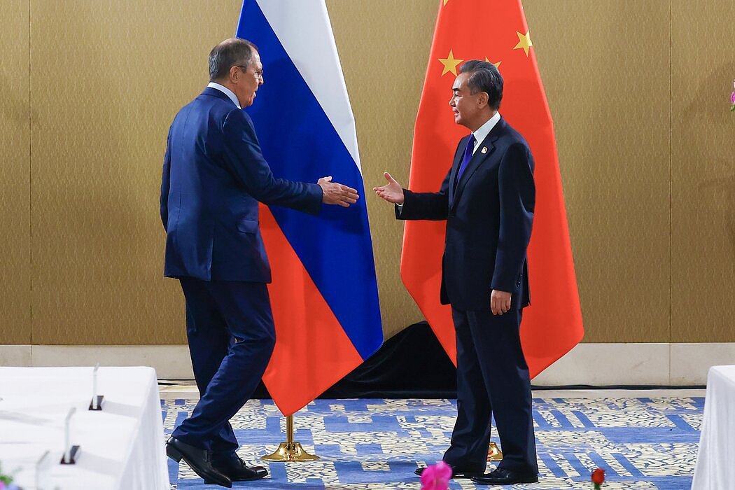 周二，俄罗斯外长拉夫罗夫和中国外交部长王毅在印度尼西亚巴厘岛的G20峰会上。