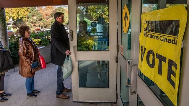 加拿大多伦多某投票站选民排队等候进入（21/10/2019）