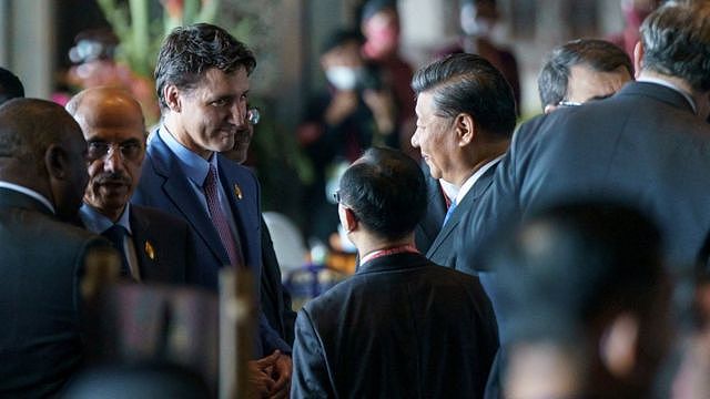 特鲁多（中左）与习近平（中右）在印尼巴厘G20峰会会场外交谈（加拿大总理府照片15/11/2022）