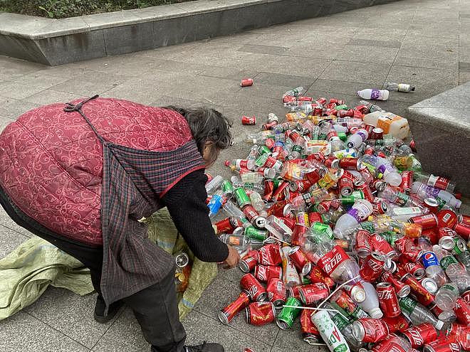 上海一老人有140平米住房，1万多元退休金，却睡在楼道？原因令人唏嘘（视频/组图） - 9