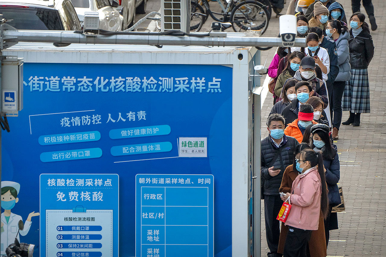 2022 年 11 月 16 日，北京居民病毒检测点排队接受核酸检测。（美联社）